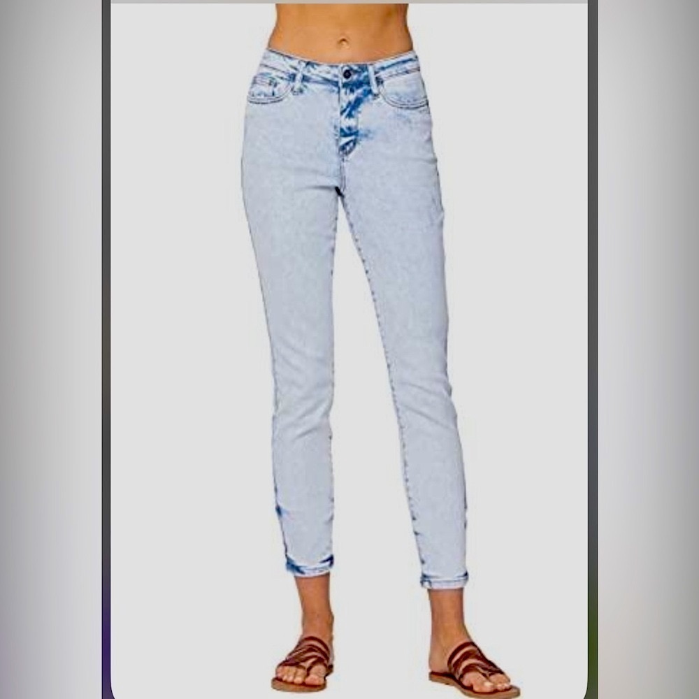 NWT- splendid jeans
Faded blue Mid-Rise
Waist 24-straight leg